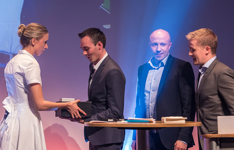 Marte Klouman overrekker pris til Ynge Larsen og resten av Mystore